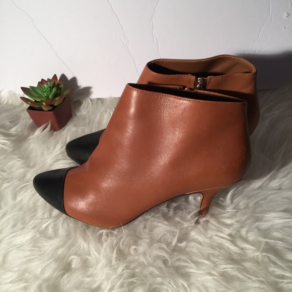 Ann Taylor two tone booties 8M - Picture 2 of 8